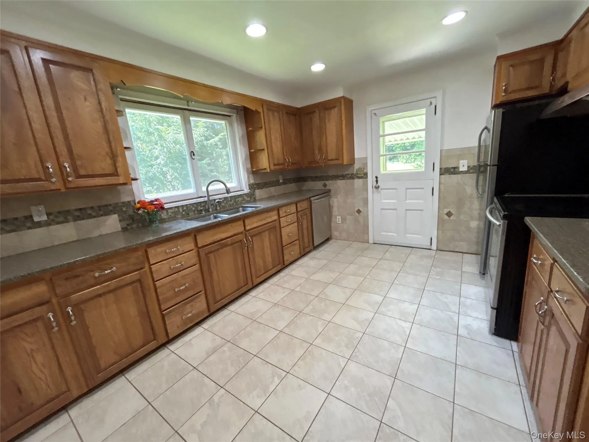 Close up view of the kitchen. Backdoor to covered patio. Close up view of the kitchen. Backdoor to covered patio.