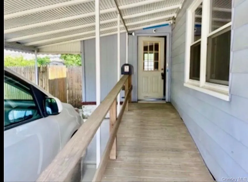 Side entrance with ramp Side entrance with ramp