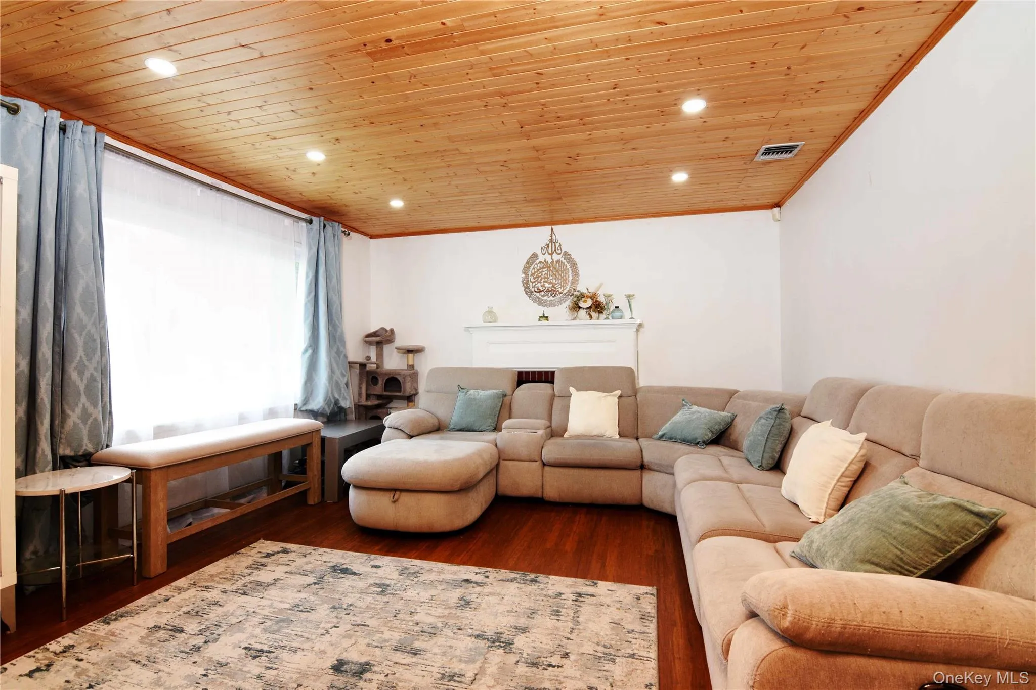 Spacious with a lot of natural light Spacious with a lot of natural light