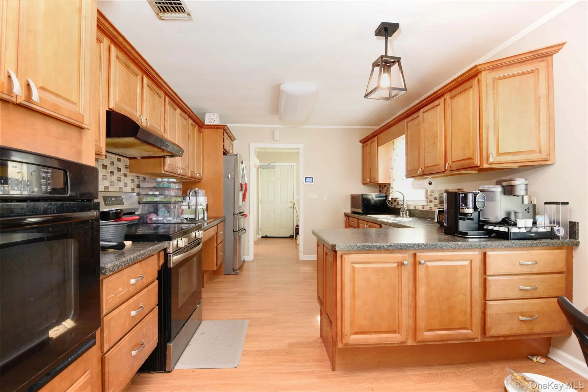 Great kitchen with lots of cabinets and counterspace Great kitchen with lots of cabinets and counterspace