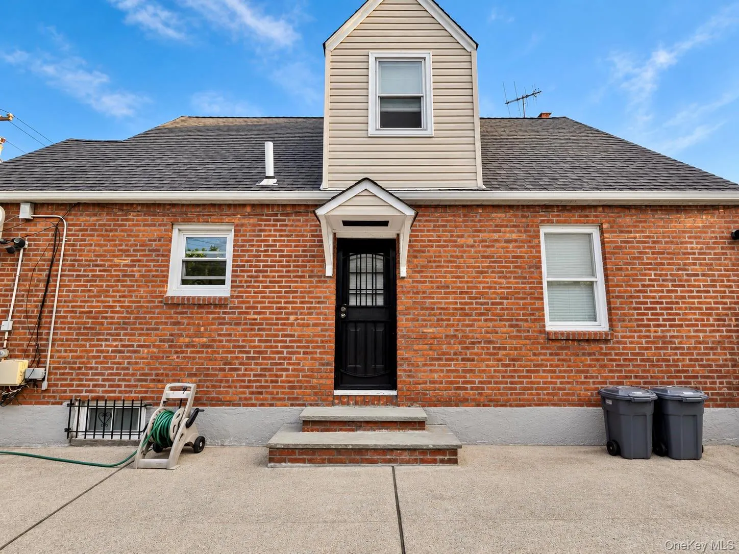 Separate entrance to second-floor Separate entrance to second-floor