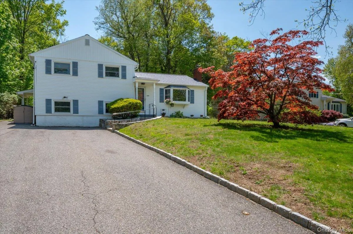 Extra large driveway fits 6-8 cars Extra large driveway fits 6-8 cars