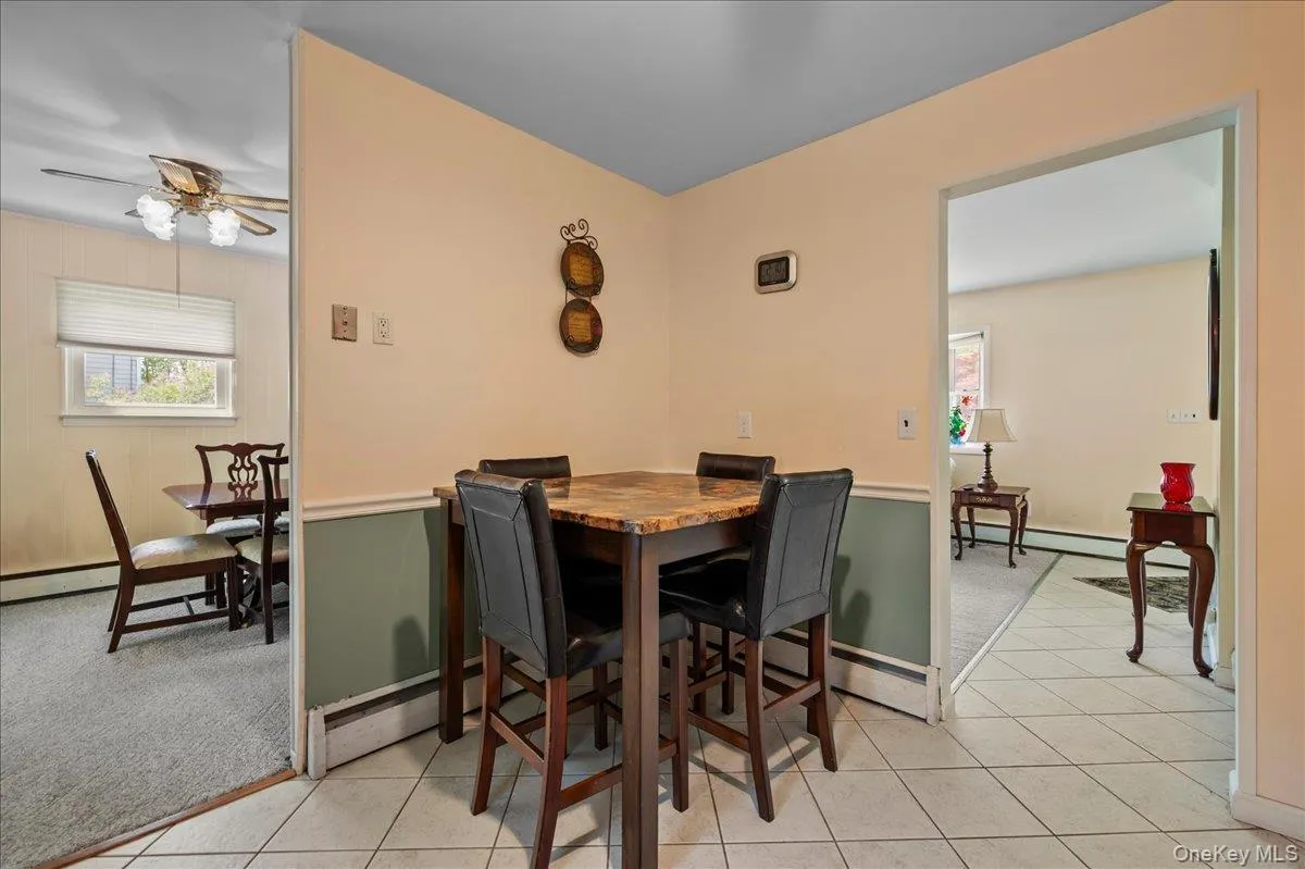 Eat-in kitchen Eat-in kitchen