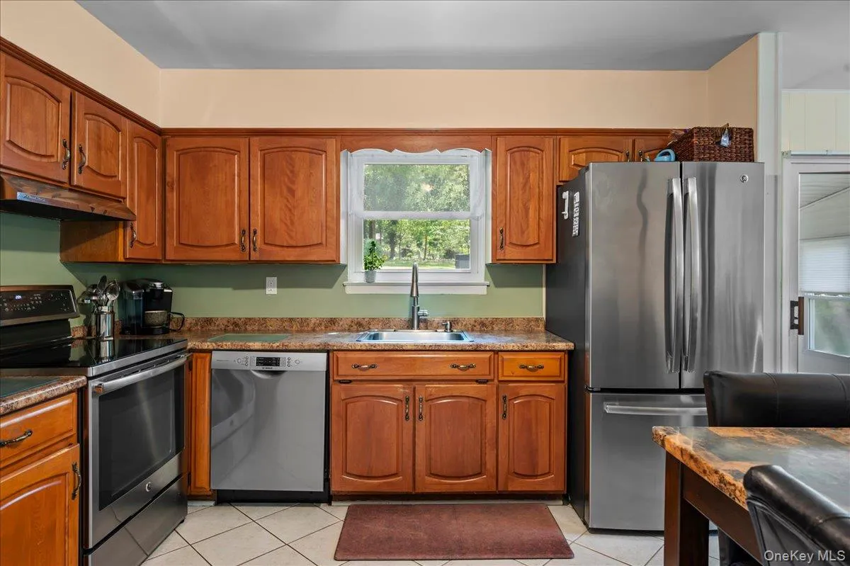 Eat-in kitchen Eat-in kitchen