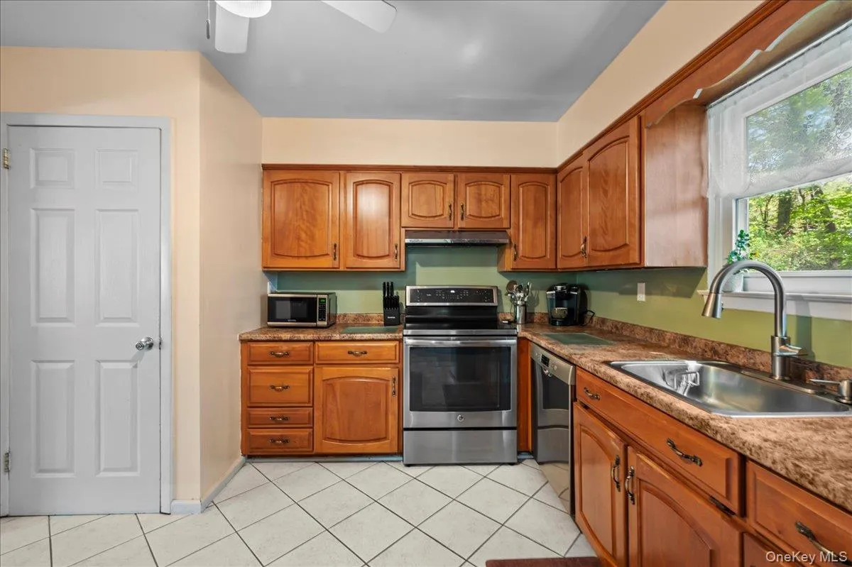 Eat-in Kitchen Eat-in Kitchen