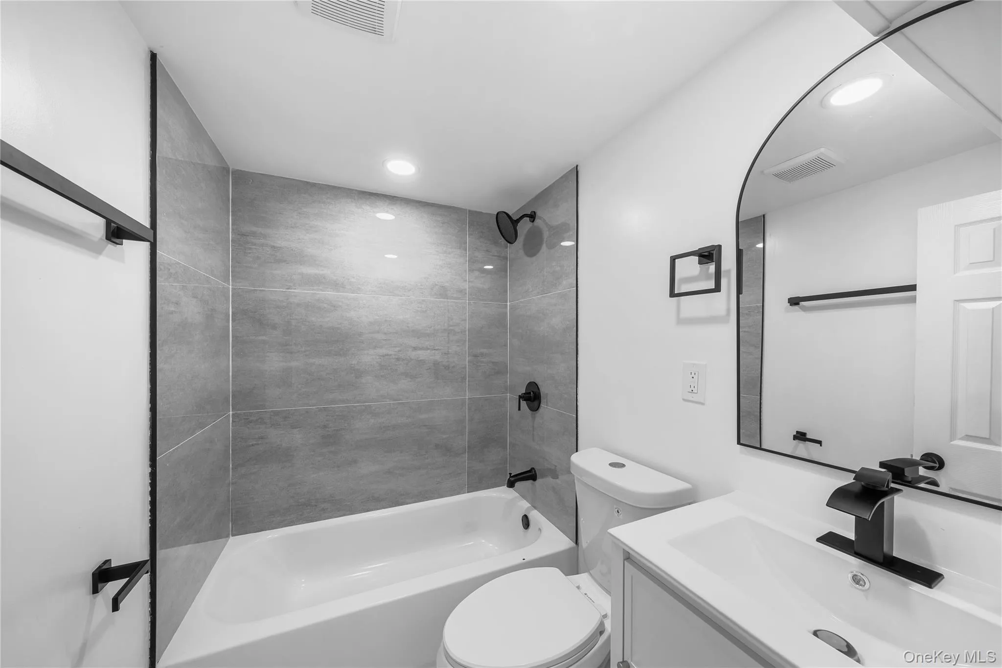 370 Locust Avenue, Hempstead, NY, 4 Bedrooms Bedrooms, 9 Rooms Rooms,2 BathroomsBathrooms,Residential,For Rent,Locust,0,1040608 370 Locust Avenue, Hempstead, NY, 4 Bedrooms Bedrooms, 9 Rooms Rooms,2 BathroomsBathrooms,Residential,For Rent,Locust,0,1040608
