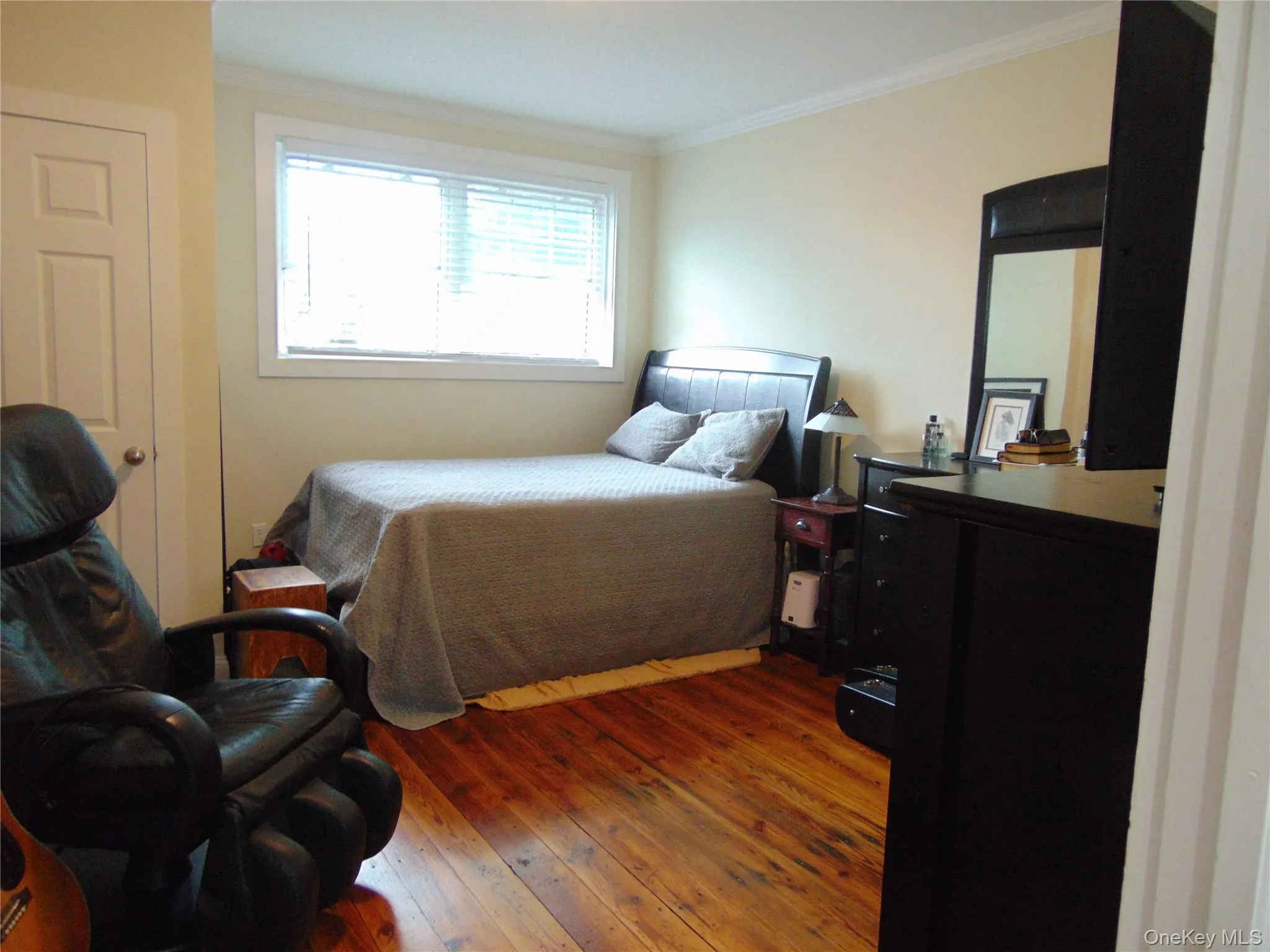 Large bedroom with 2 closets Large bedroom with 2 closets