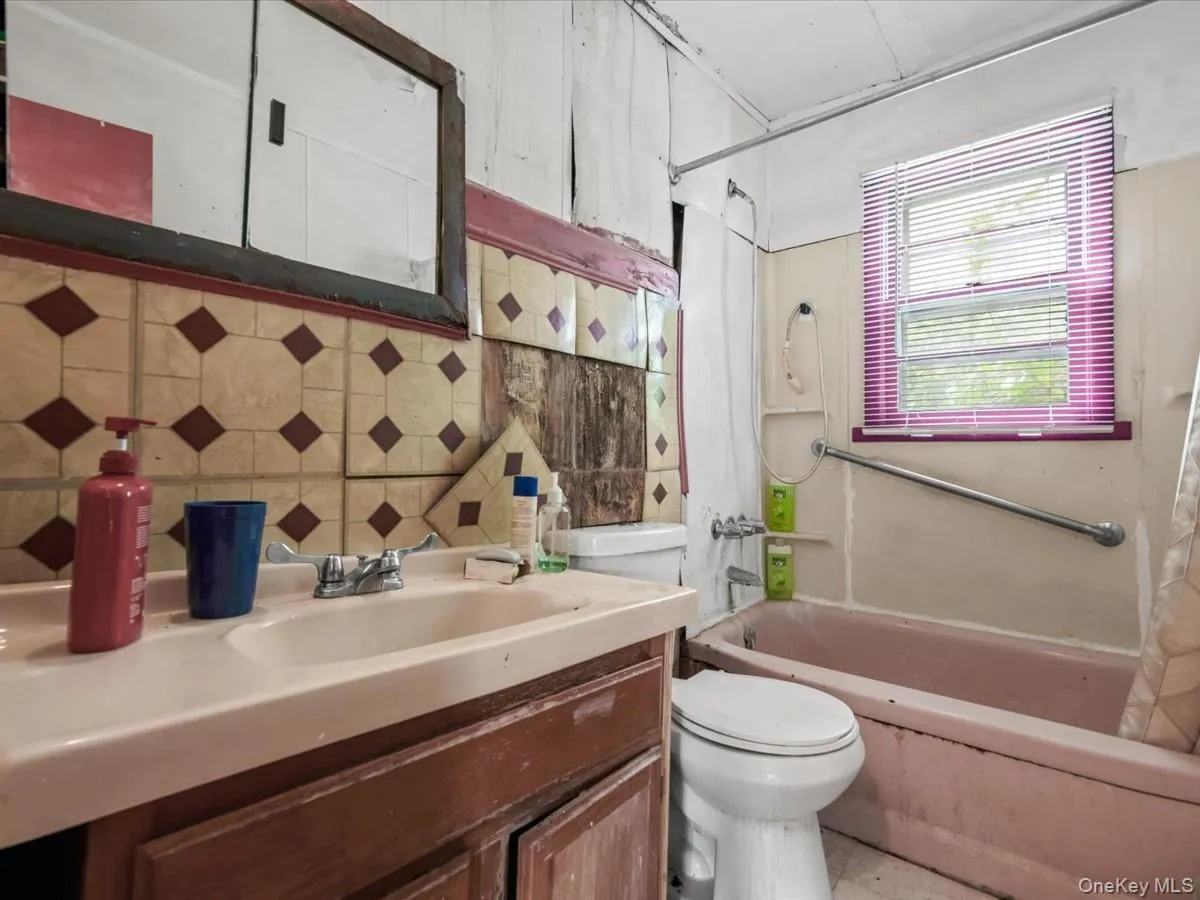 130 Lemon Street, Islip, NY, 4 Bedrooms Bedrooms, 8 Rooms Rooms,2 BathroomsBathrooms,Residential,For Rent,Lemon,0,1040626 130 Lemon Street, Islip, NY, 4 Bedrooms Bedrooms, 8 Rooms Rooms,2 BathroomsBathrooms,Residential,For Rent,Lemon,0,1040626