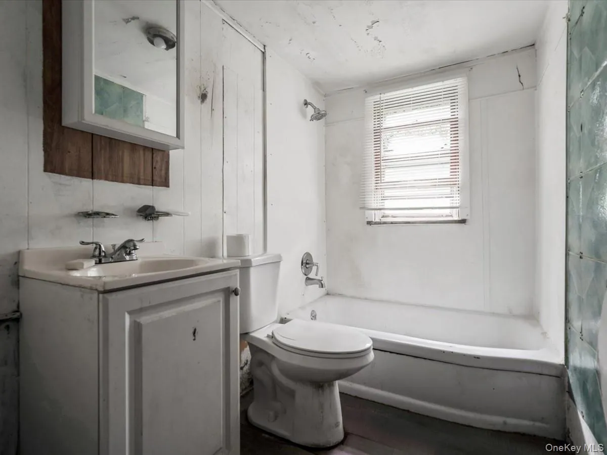 130 Lemon Street, Islip, NY, 4 Bedrooms Bedrooms, 8 Rooms Rooms,2 BathroomsBathrooms,Residential,For Rent,Lemon,0,1040626 130 Lemon Street, Islip, NY, 4 Bedrooms Bedrooms, 8 Rooms Rooms,2 BathroomsBathrooms,Residential,For Rent,Lemon,0,1040626