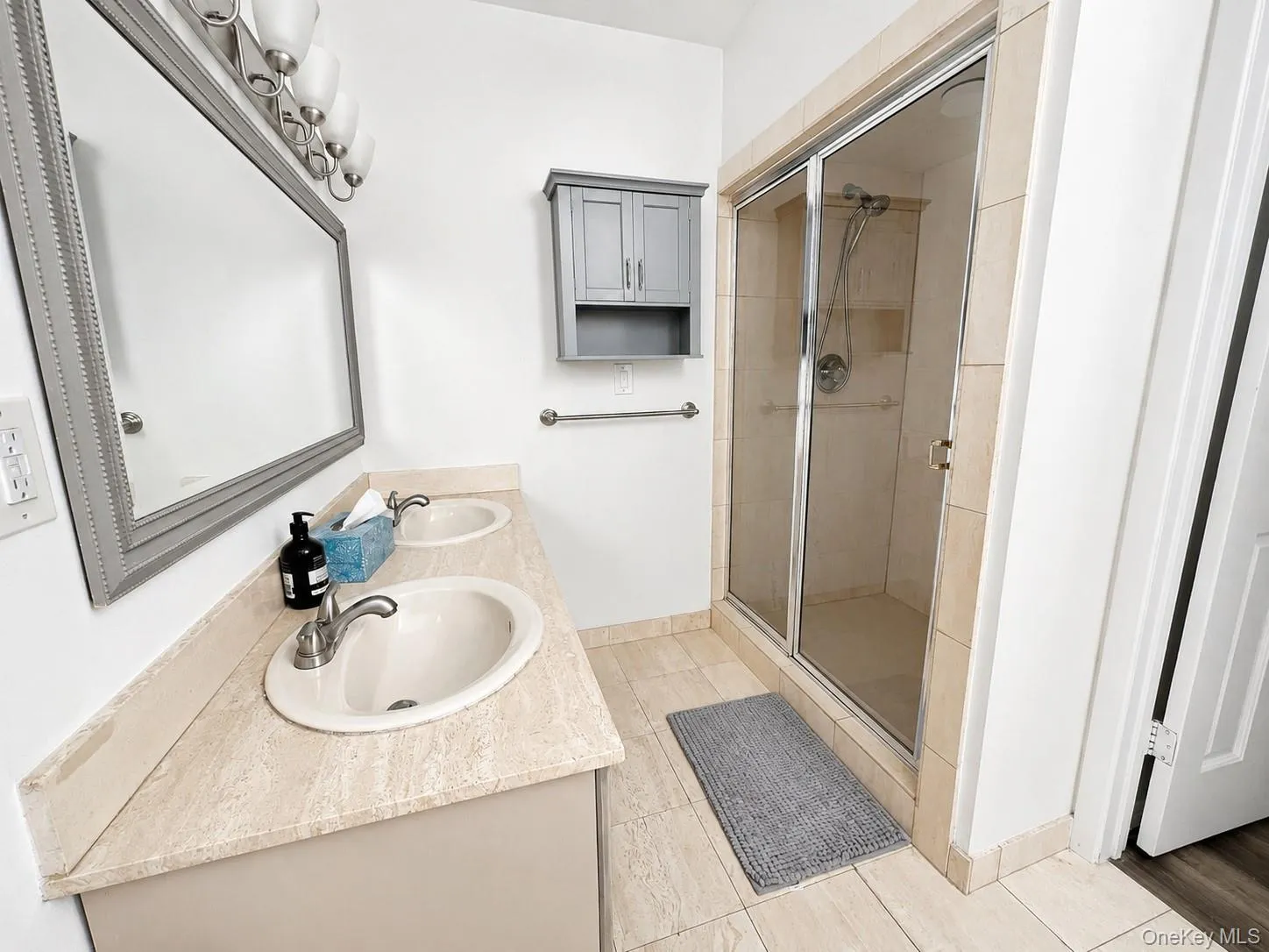 Double vanity / shower and Jacuzzi bath Double vanity / shower and Jacuzzi bath
