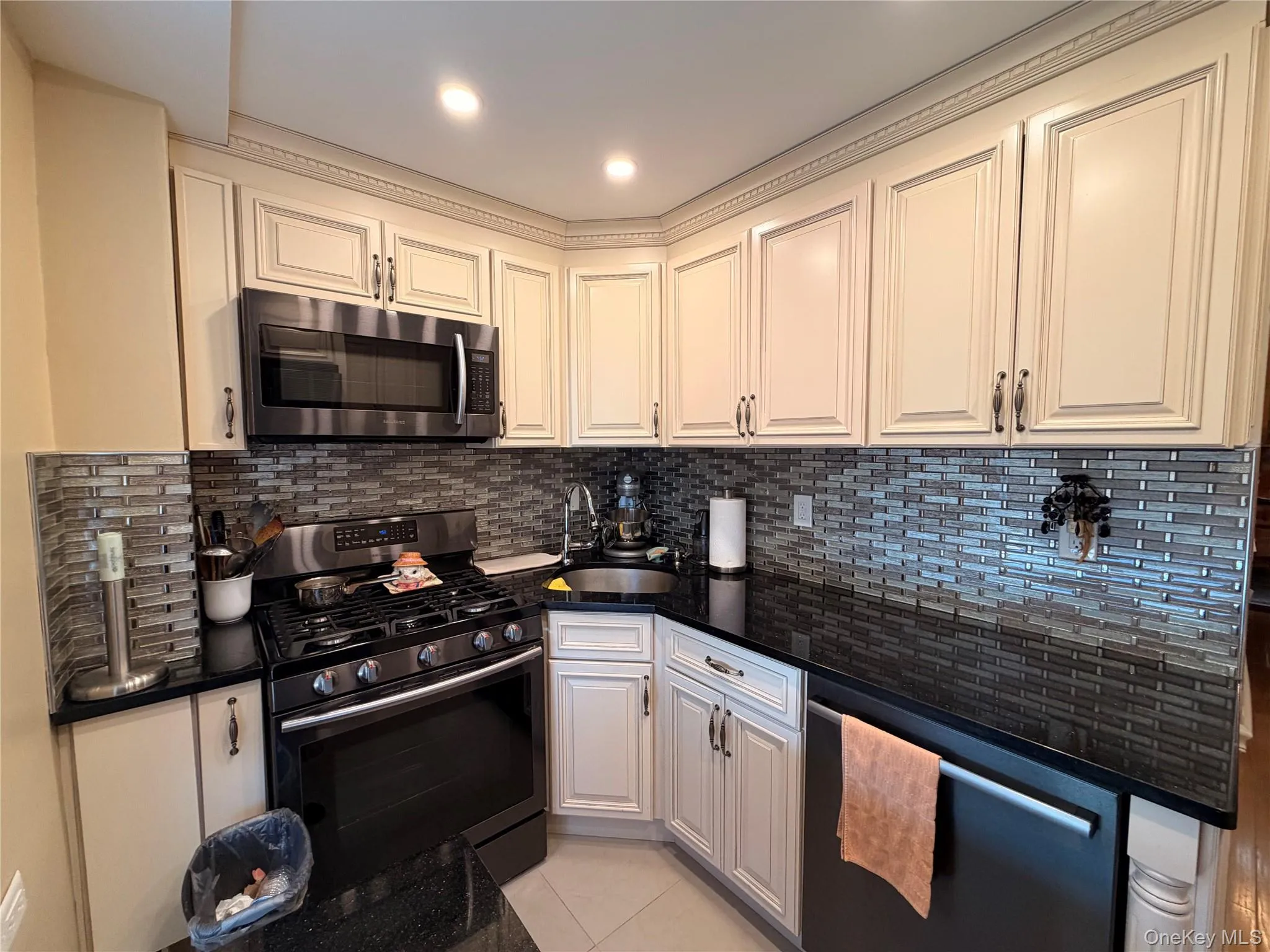 98-05 63rd Road, New York, NY, 2 Bedrooms Bedrooms, 4 Rooms Rooms,1 BathroomBathrooms,Residential,For Rent,63rd,0,1040649 98-05 63rd Road, New York, NY, 2 Bedrooms Bedrooms, 4 Rooms Rooms,1 BathroomBathrooms,Residential,For Rent,63rd,0,1040649