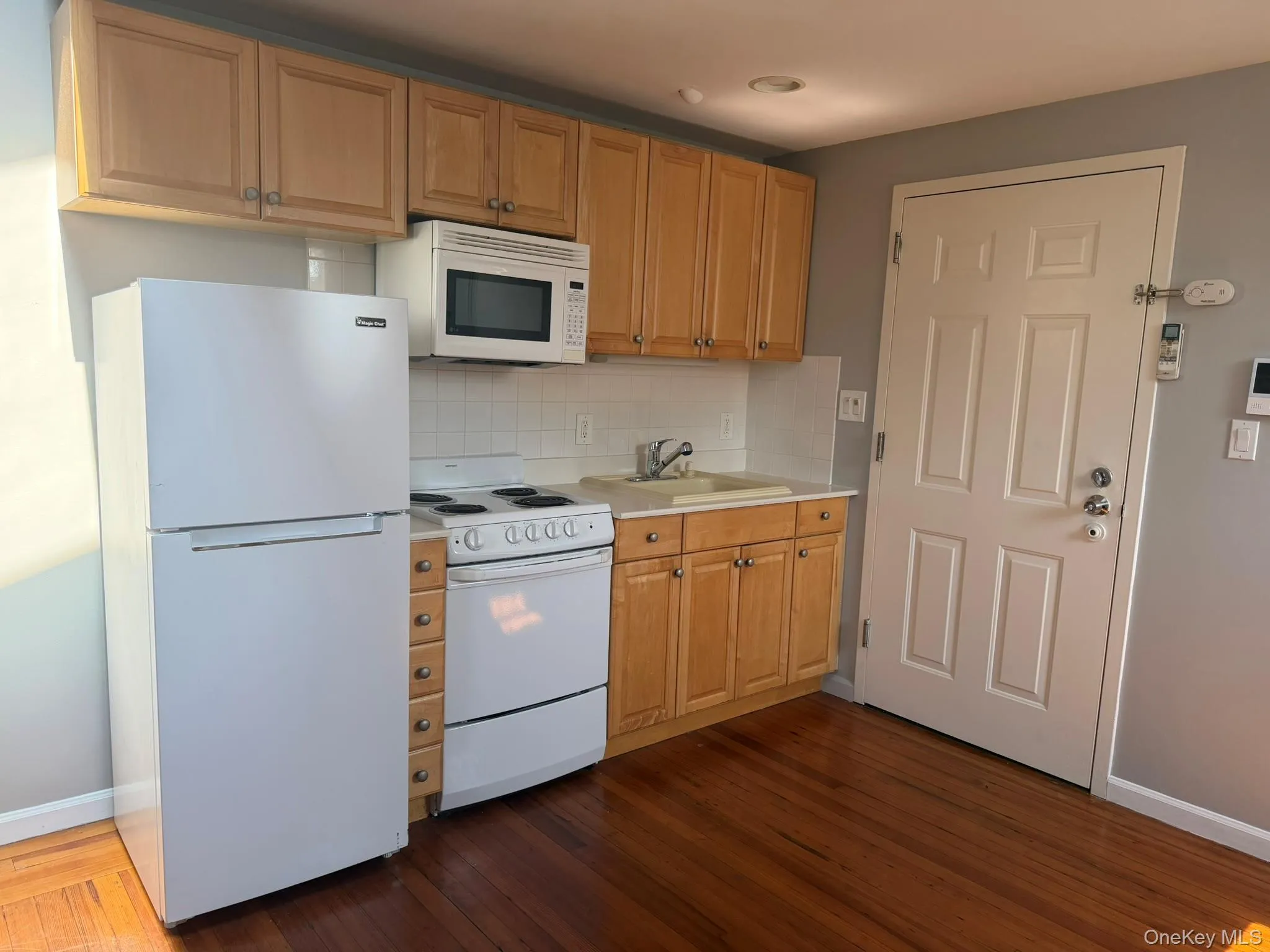 94 4th Ave, Islip, NY, 2 Rooms Rooms,1 BathroomBathrooms,Residential Lease,For Rent,4th Ave,0,1040670 94 4th Ave, Islip, NY, 2 Rooms Rooms,1 BathroomBathrooms,Residential Lease,For Rent,4th Ave,0,1040670