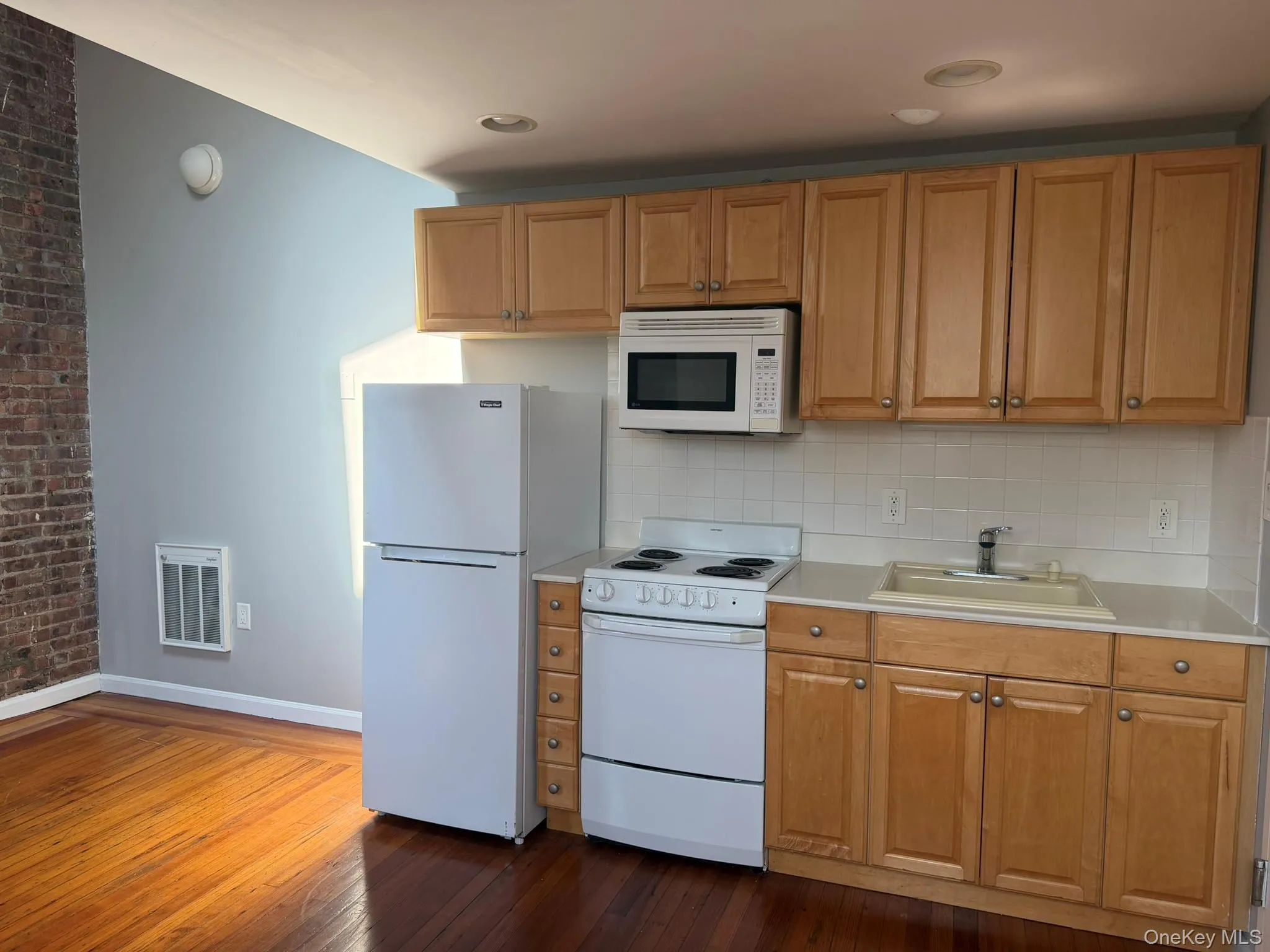 94 4th Ave, Islip, NY, 2 Rooms Rooms,1 BathroomBathrooms,Residential Lease,For Rent,4th Ave,0,1040670 94 4th Ave, Islip, NY, 2 Rooms Rooms,1 BathroomBathrooms,Residential Lease,For Rent,4th Ave,0,1040670