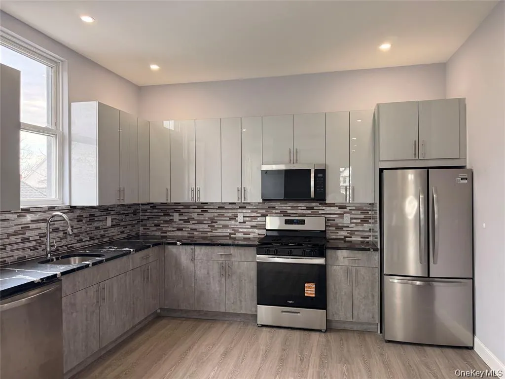 Modern renovated eat in Kitchen Modern renovated eat in Kitchen