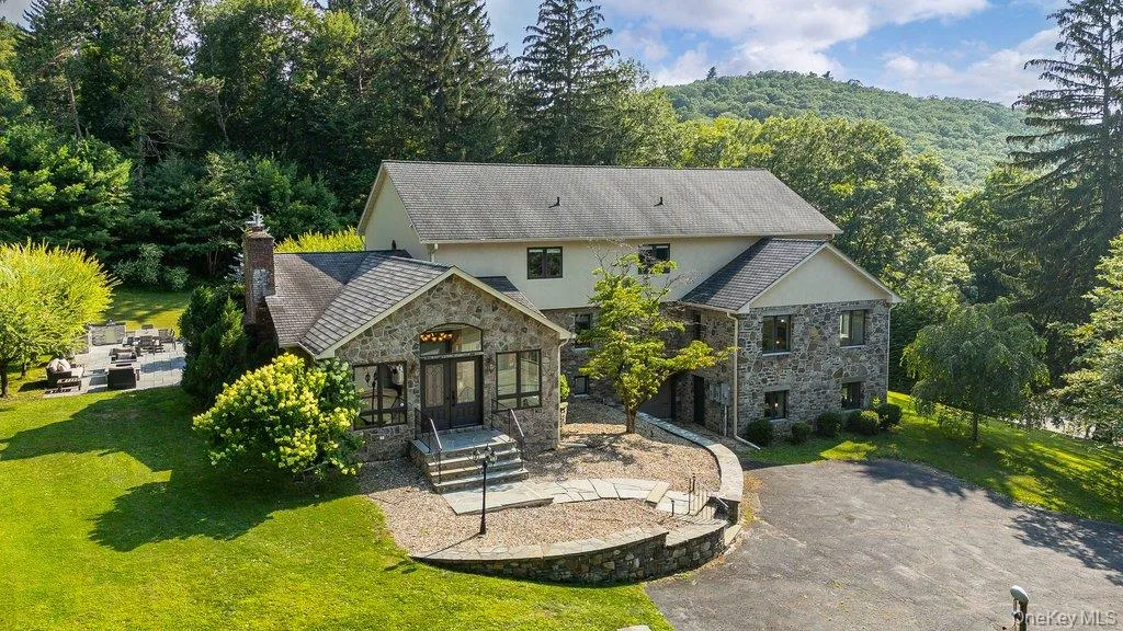 237 Mineral Springs Road, Woodbury, NY, 5 Bedrooms Bedrooms, 11 Rooms Rooms,3 BathroomsBathrooms,Residential,For Rent,Mineral Springs,0,1040759 237 Mineral Springs Road, Woodbury, NY, 5 Bedrooms Bedrooms, 11 Rooms Rooms,3 BathroomsBathrooms,Residential,For Rent,Mineral Springs,0,1040759