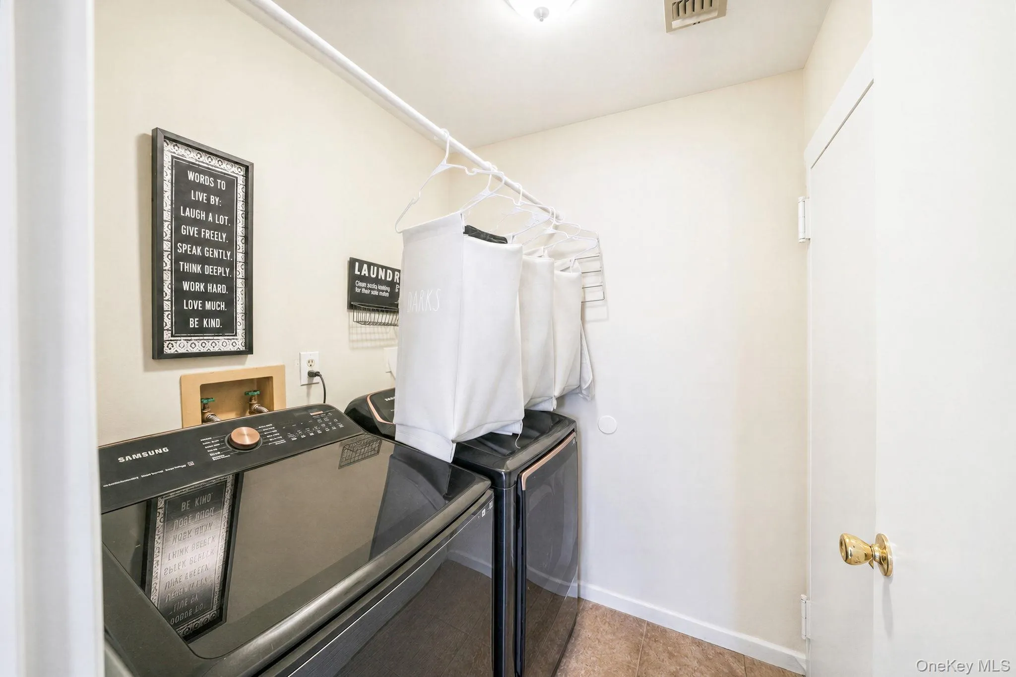 4 Balmoral Court, Brookhaven, NY, 3 Bedrooms Bedrooms, 7 Rooms Rooms,2 BathroomsBathrooms,Residential,For Rent,Balmoral,0,1040762 4 Balmoral Court, Brookhaven, NY, 3 Bedrooms Bedrooms, 7 Rooms Rooms,2 BathroomsBathrooms,Residential,For Rent,Balmoral,0,1040762