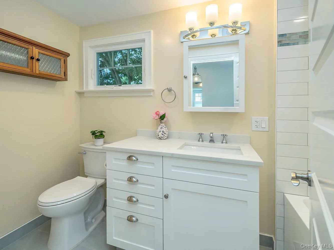 Full bath on first floor with tub/shower. Full bath on first floor with tub/shower.