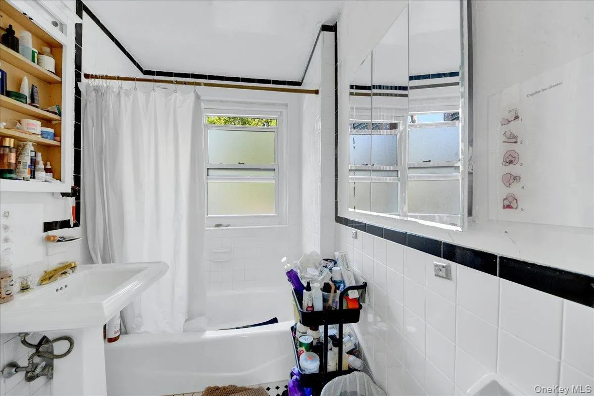 308 234th Street, New York, NY, 3 Bedrooms Bedrooms, 8 Rooms Rooms,3 BathroomsBathrooms,Residential,For Rent,234th,0,1040786 308 234th Street, New York, NY, 3 Bedrooms Bedrooms, 8 Rooms Rooms,3 BathroomsBathrooms,Residential,For Rent,234th,0,1040786