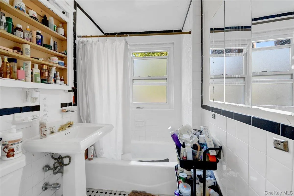 308 234th Street, New York, NY, 3 Bedrooms Bedrooms, 8 Rooms Rooms,3 BathroomsBathrooms,Residential,For Rent,234th,0,1040786 308 234th Street, New York, NY, 3 Bedrooms Bedrooms, 8 Rooms Rooms,3 BathroomsBathrooms,Residential,For Rent,234th,0,1040786