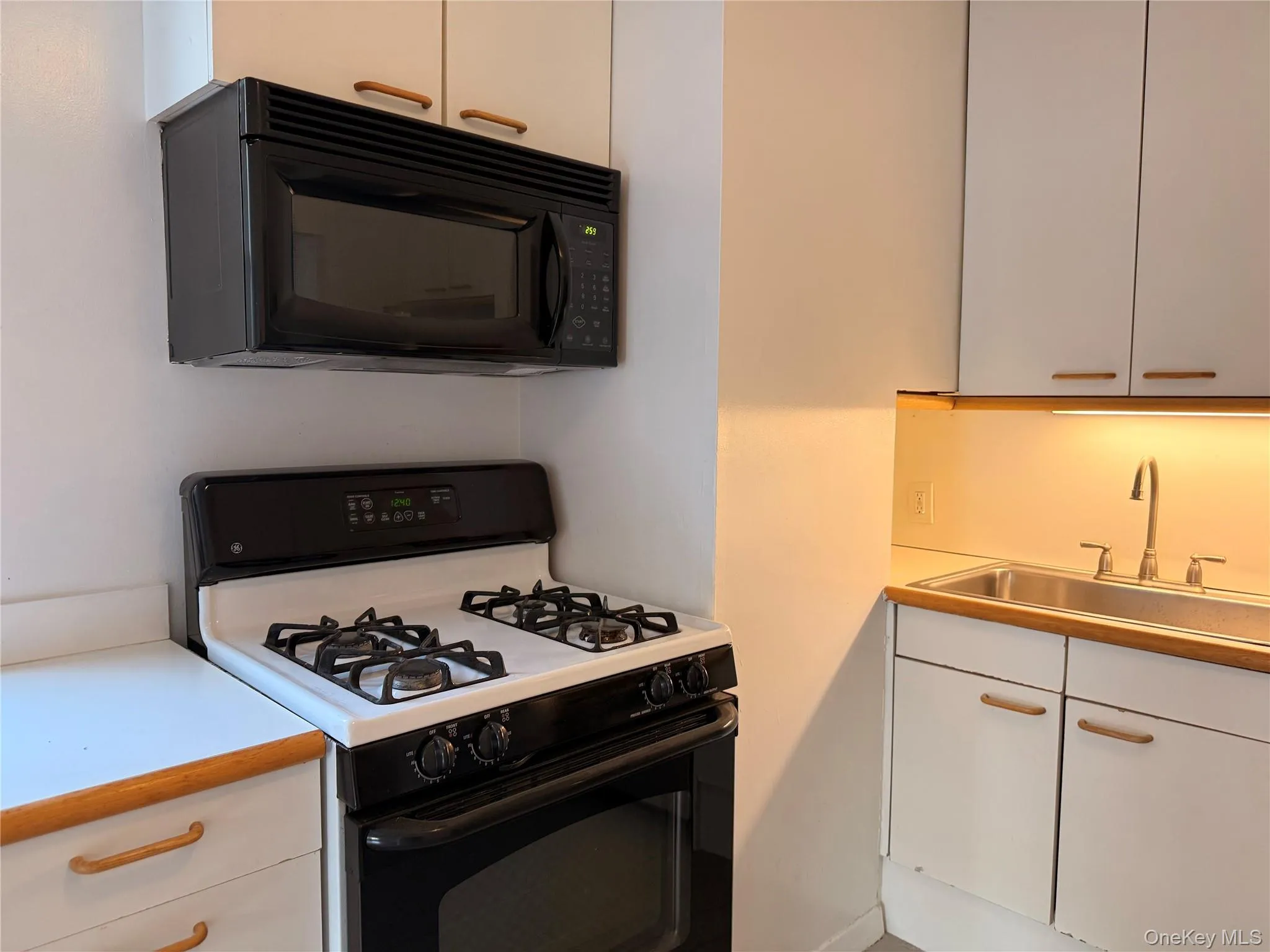 Gas range and microwave Gas range and microwave