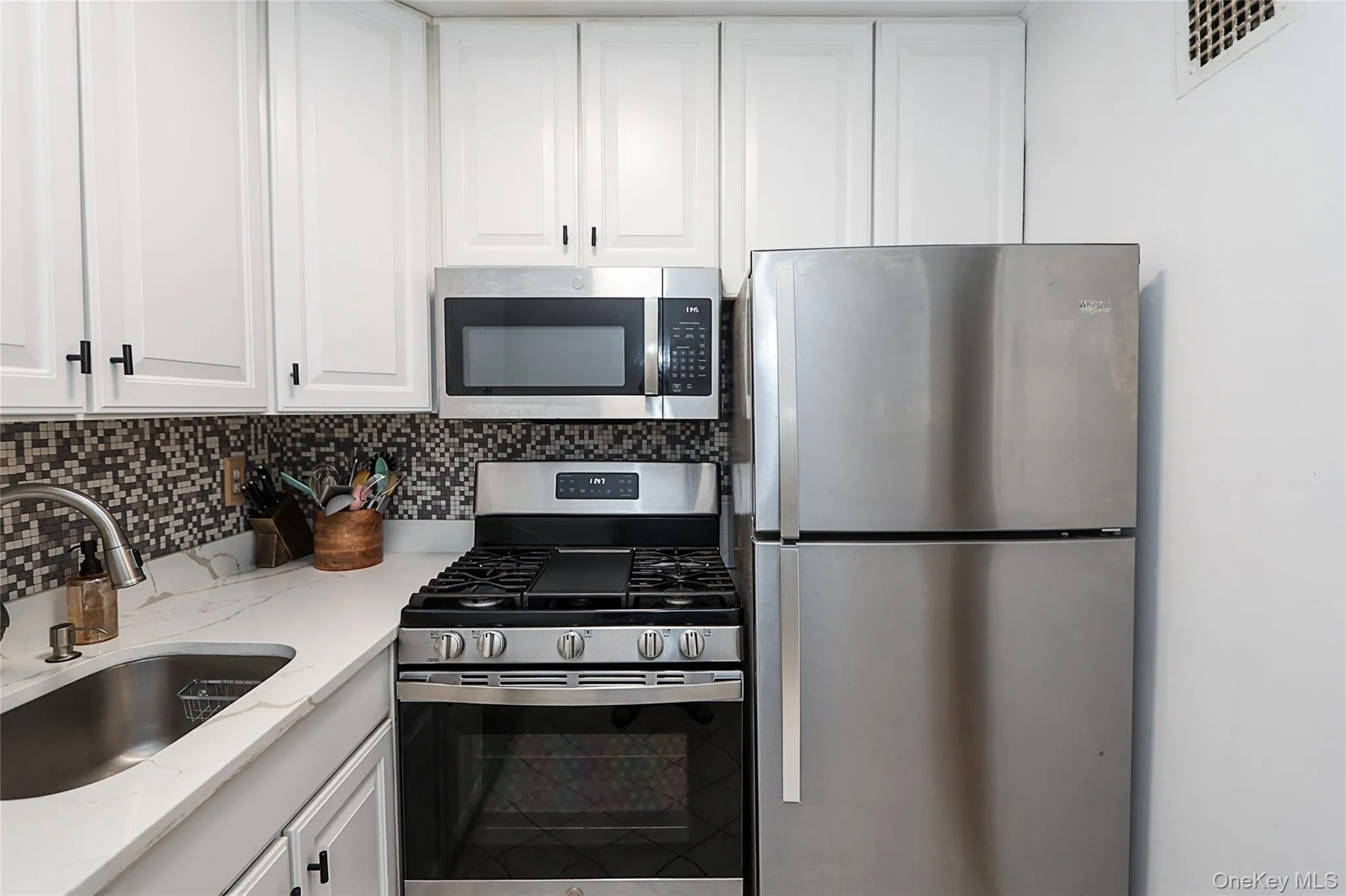 100 Lincoln Avenue, North Hempstead, NY, 1 Bedroom Bedrooms, 4 Rooms Rooms,1 BathroomBathrooms,Residential,For Rent,Lincoln,0,1040809 100 Lincoln Avenue, North Hempstead, NY, 1 Bedroom Bedrooms, 4 Rooms Rooms,1 BathroomBathrooms,Residential,For Rent,Lincoln,0,1040809