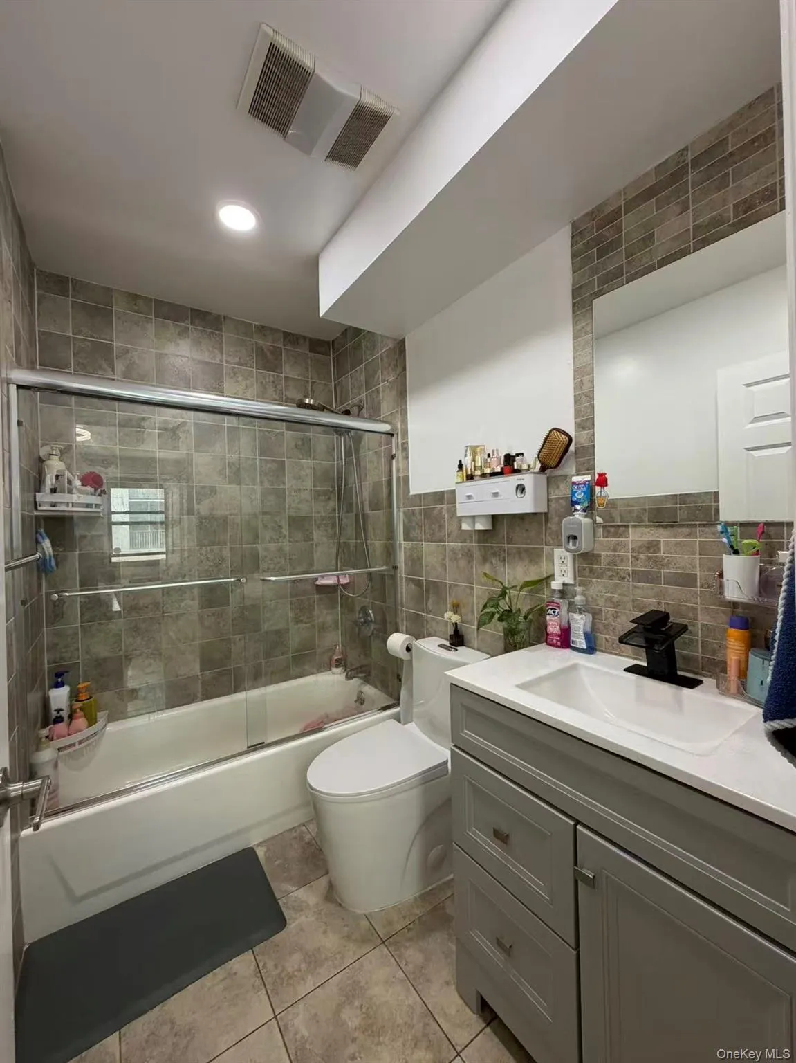 71-19 162nd Street, New York, NY, 2 Bedrooms Bedrooms, 5 Rooms Rooms,2 BathroomsBathrooms,Residential,For Rent,162nd,0,1040854 71-19 162nd Street, New York, NY, 2 Bedrooms Bedrooms, 5 Rooms Rooms,2 BathroomsBathrooms,Residential,For Rent,162nd,0,1040854