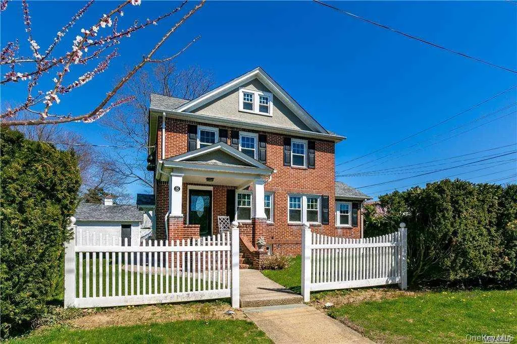 16 Union Avenue, Oyster Bay, NY, 3 Bedrooms Bedrooms, 6 Rooms Rooms,2 BathroomsBathrooms,Residential Lease,For Rent,Union,0,1040865 16 Union Avenue, Oyster Bay, NY, 3 Bedrooms Bedrooms, 6 Rooms Rooms,2 BathroomsBathrooms,Residential Lease,For Rent,Union,0,1040865