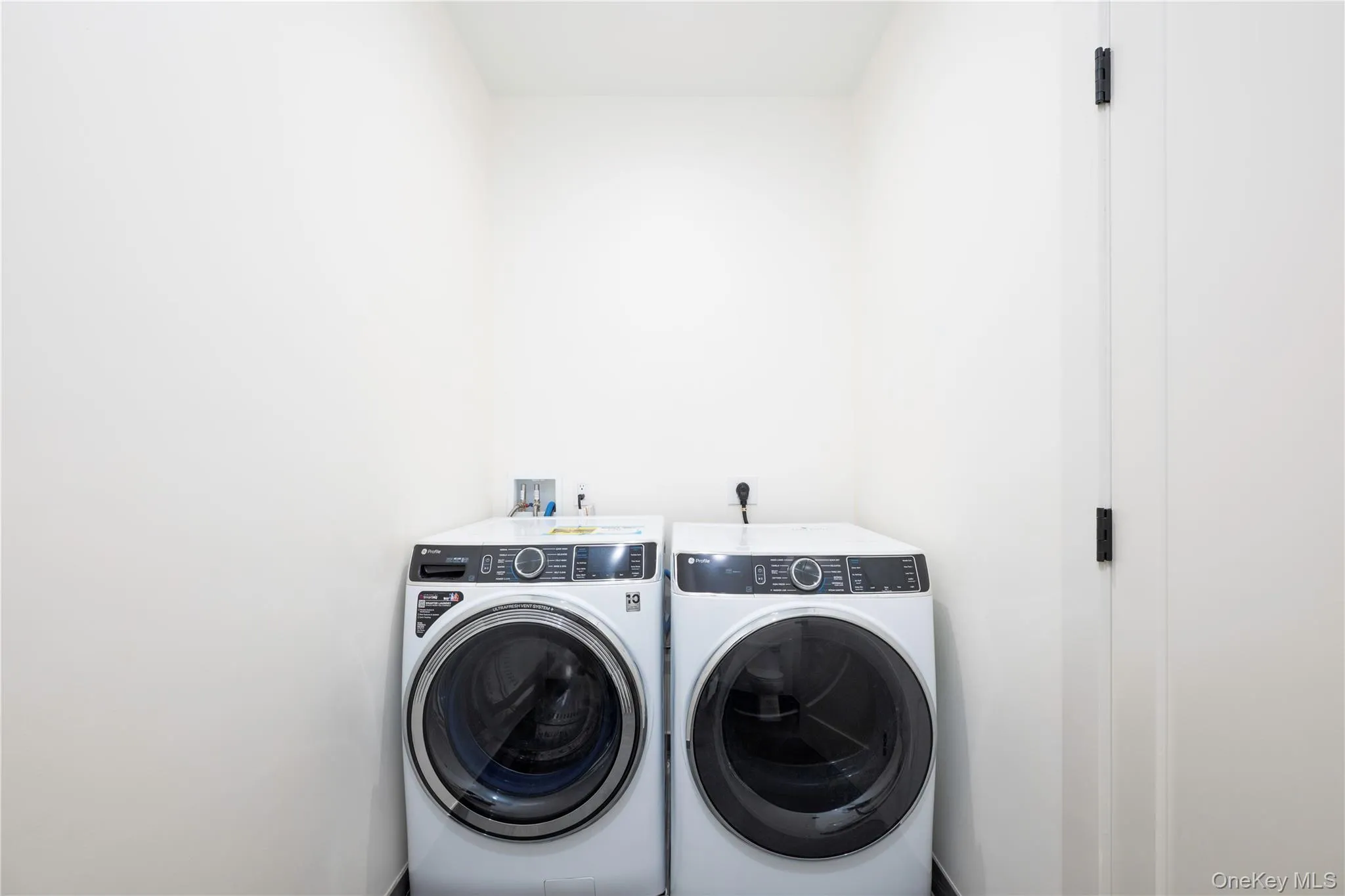 Washer/Dryer located in main floor bathroom Washer/Dryer located in main floor bathroom