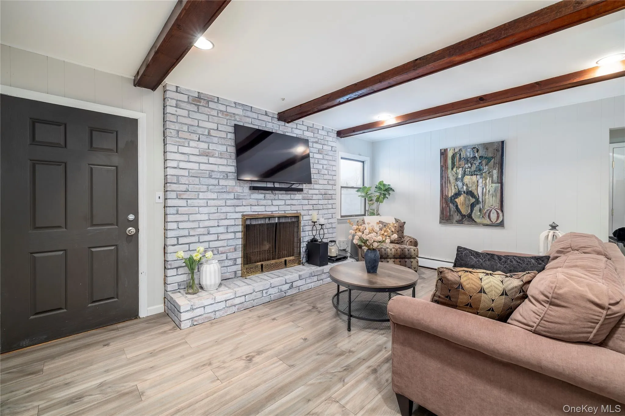 Additional Den / Family Room Area with Vaulted Ceilings Additional Den / Family Room Area with Vaulted Ceilings