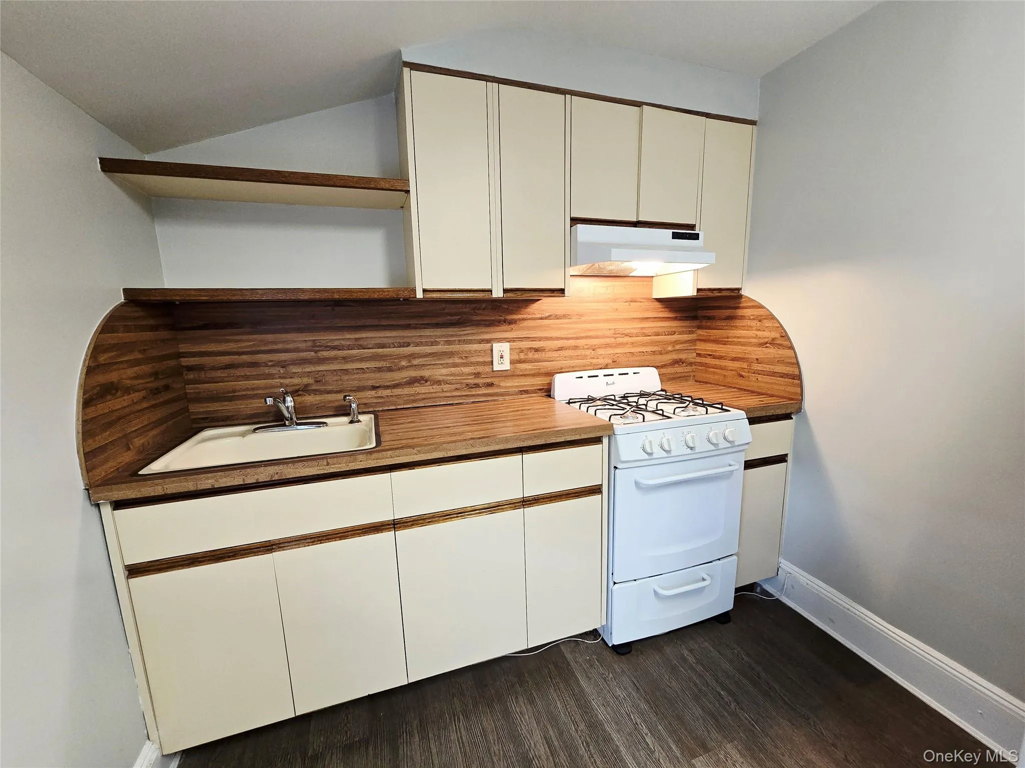 190 Bryant Avenue, North Hempstead, NY, 1 Bedroom Bedrooms, 4 Room Rooms,1 BathroomBathrooms,Residential Lease,For Rent,Bryant,0,1040912 190 Bryant Avenue, North Hempstead, NY, 1 Bedroom Bedrooms, 4 Room Rooms,1 BathroomBathrooms,Residential Lease,For Rent,Bryant,0,1040912