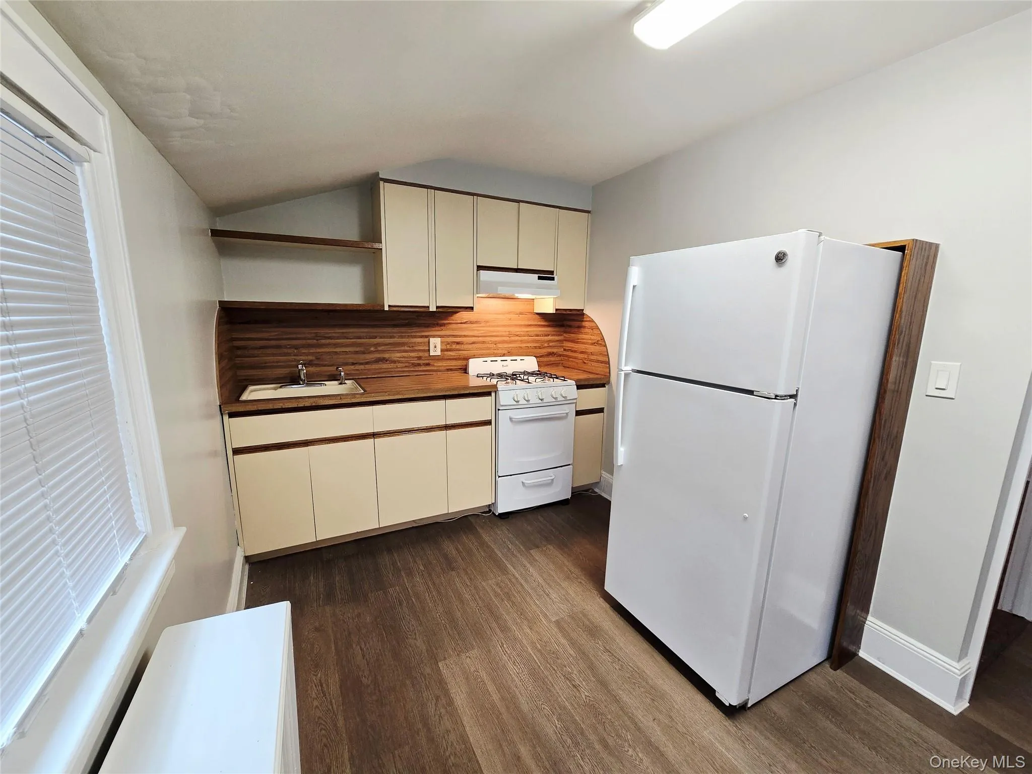 190 Bryant Avenue, North Hempstead, NY, 1 Bedroom Bedrooms, 4 Room Rooms,1 BathroomBathrooms,Residential Lease,For Rent,Bryant,0,1040912 190 Bryant Avenue, North Hempstead, NY, 1 Bedroom Bedrooms, 4 Room Rooms,1 BathroomBathrooms,Residential Lease,For Rent,Bryant,0,1040912