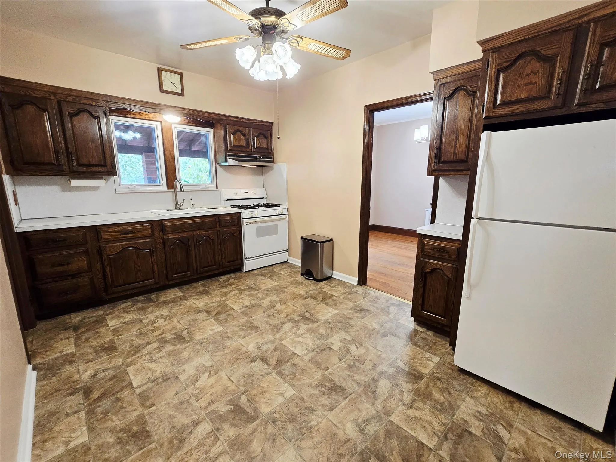 190 Bryant Avenue, North Hempstead, NY, 2 Bedrooms Bedrooms, 5 Rooms Rooms,1 BathroomBathrooms,Residential Lease,For Rent,Bryant,0,1040927 190 Bryant Avenue, North Hempstead, NY, 2 Bedrooms Bedrooms, 5 Rooms Rooms,1 BathroomBathrooms,Residential Lease,For Rent,Bryant,0,1040927