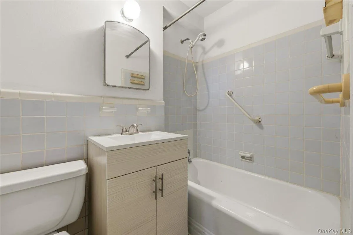 80 Knolls Crescent, New York, NY, 2 Bedrooms Bedrooms, 5 Rooms Rooms,1 BathroomBathrooms,Residential,For Rent,Knolls,0,1040953 80 Knolls Crescent, New York, NY, 2 Bedrooms Bedrooms, 5 Rooms Rooms,1 BathroomBathrooms,Residential,For Rent,Knolls,0,1040953