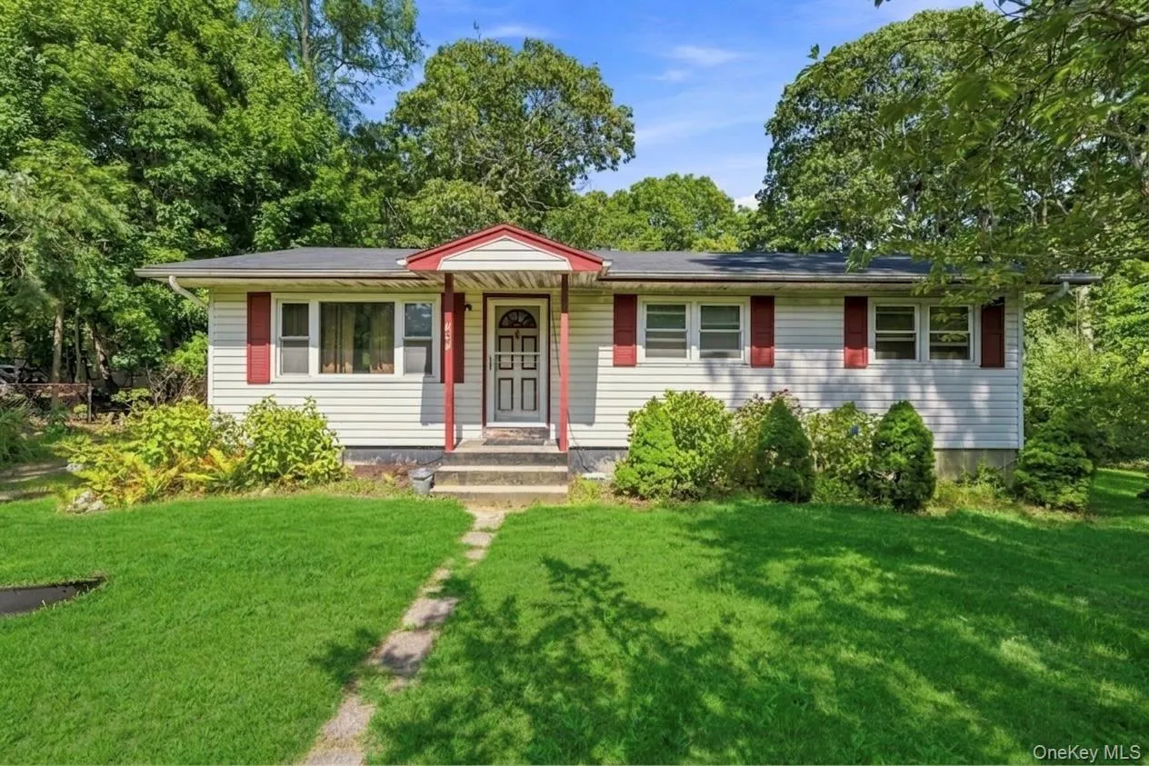 153 Huntington Crossway, Southampton, New York 11932