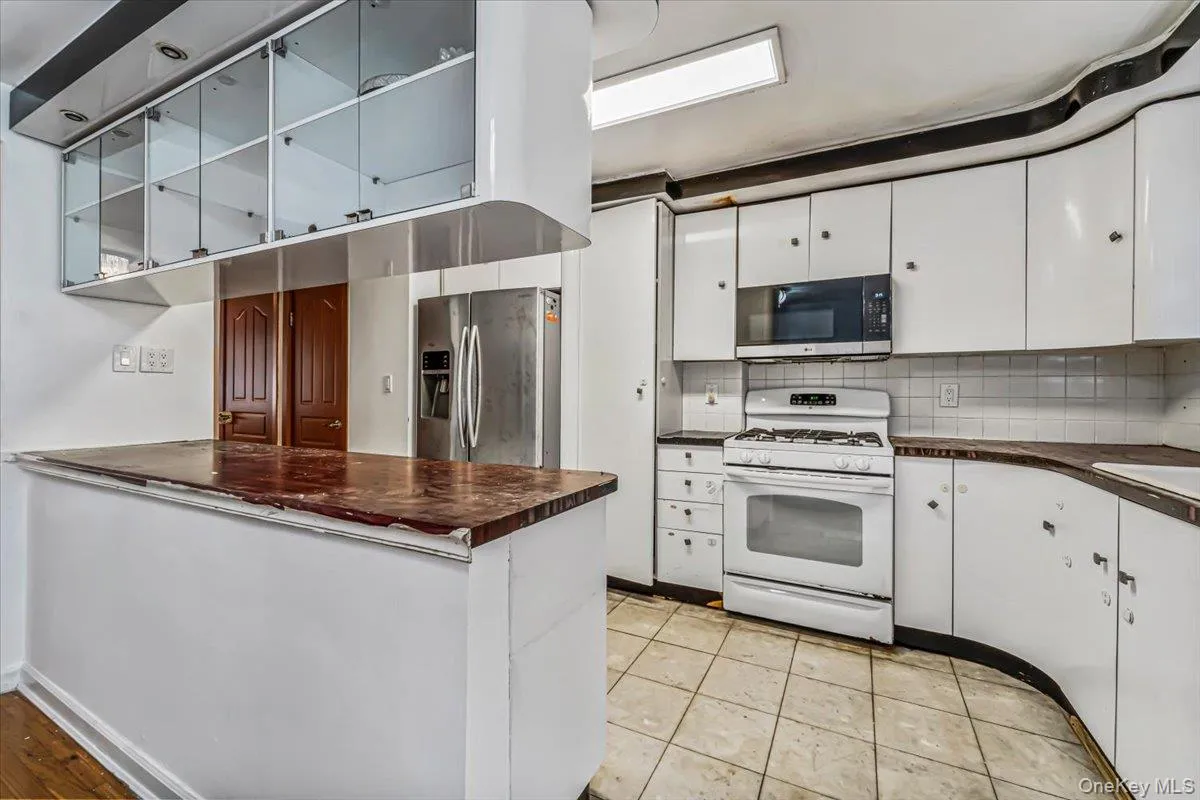 150-06 78th Road, New York, NY, 3 Bedrooms Bedrooms, 8 Rooms Rooms,1 BathroomBathrooms,Residential Lease,For Rent,78th,0,1040964 150-06 78th Road, New York, NY, 3 Bedrooms Bedrooms, 8 Rooms Rooms,1 BathroomBathrooms,Residential Lease,For Rent,78th,0,1040964