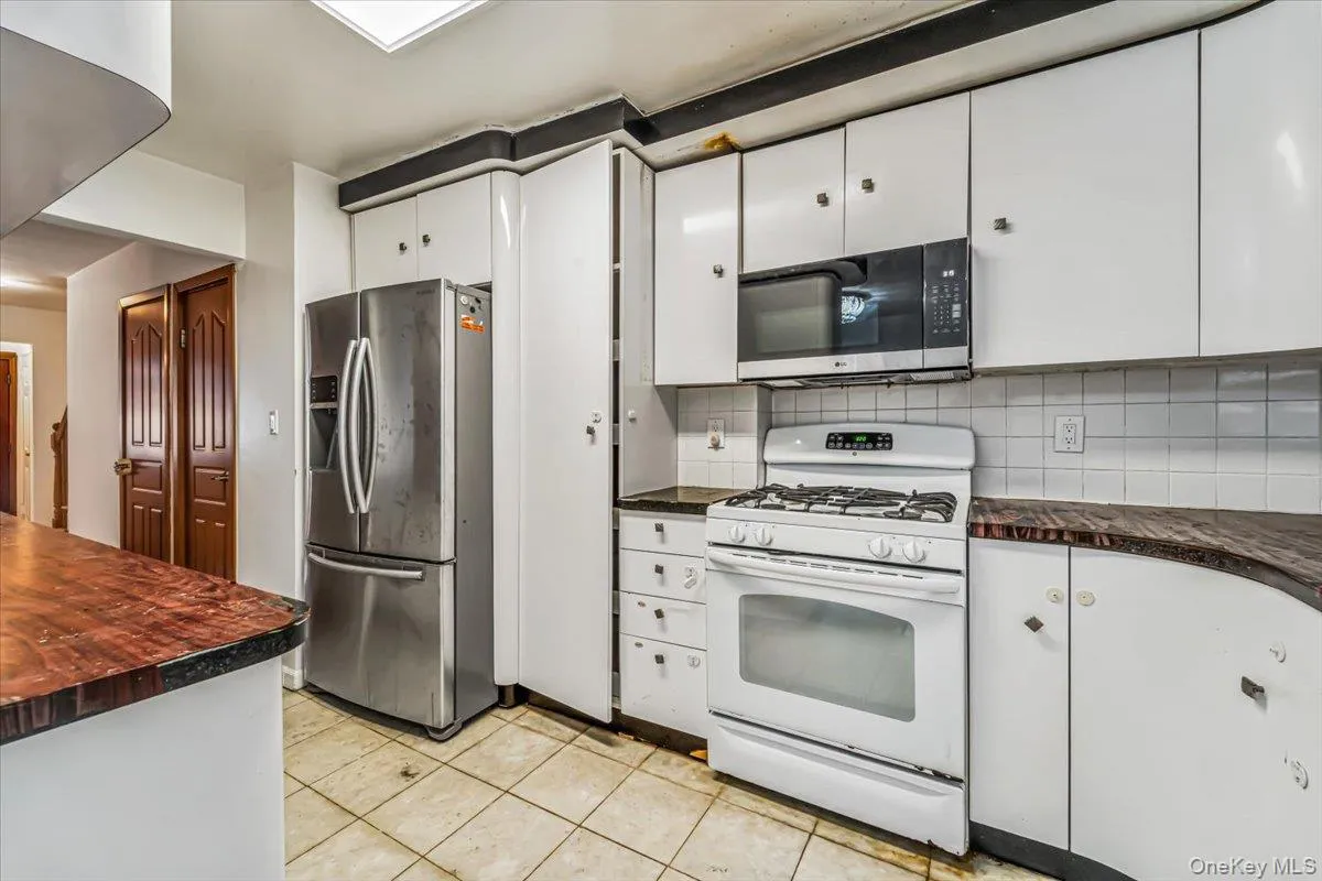 150-06 78th Road, New York, NY, 3 Bedrooms Bedrooms, 8 Rooms Rooms,1 BathroomBathrooms,Residential Lease,For Rent,78th,0,1040964 150-06 78th Road, New York, NY, 3 Bedrooms Bedrooms, 8 Rooms Rooms,1 BathroomBathrooms,Residential Lease,For Rent,78th,0,1040964