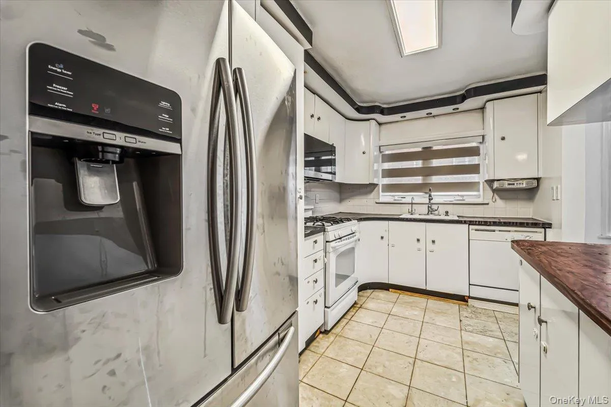 150-06 78th Road, New York, NY, 3 Bedrooms Bedrooms, 8 Rooms Rooms,1 BathroomBathrooms,Residential Lease,For Rent,78th,0,1040964 150-06 78th Road, New York, NY, 3 Bedrooms Bedrooms, 8 Rooms Rooms,1 BathroomBathrooms,Residential Lease,For Rent,78th,0,1040964