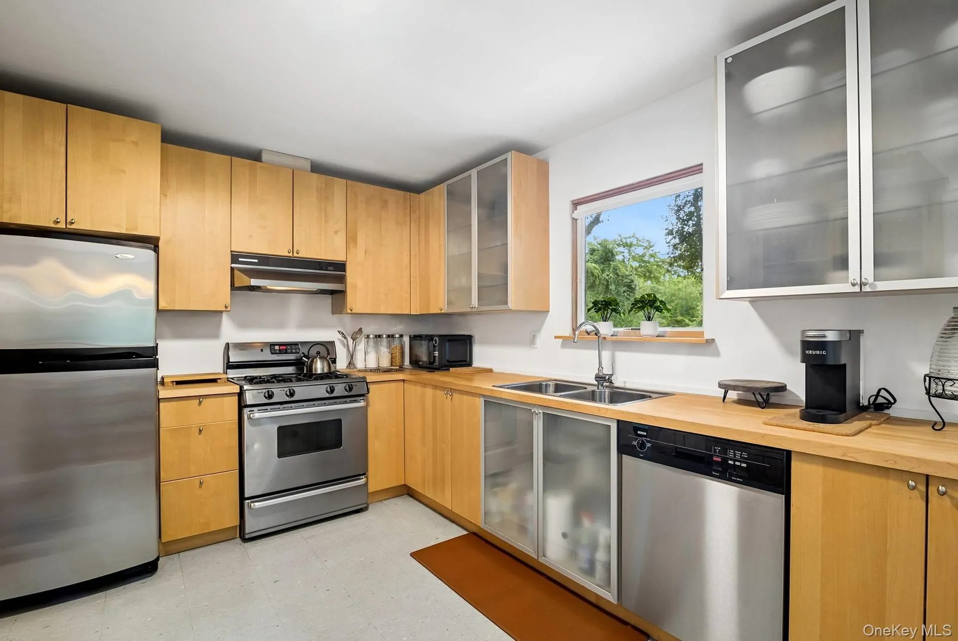 4 Lincoln Street, East Hampton, NY, 4 Bedrooms Bedrooms, 8 Rooms Rooms,3 BathroomsBathrooms,Residential,For Rent,Lincoln,0,1040984 4 Lincoln Street, East Hampton, NY, 4 Bedrooms Bedrooms, 8 Rooms Rooms,3 BathroomsBathrooms,Residential,For Rent,Lincoln,0,1040984