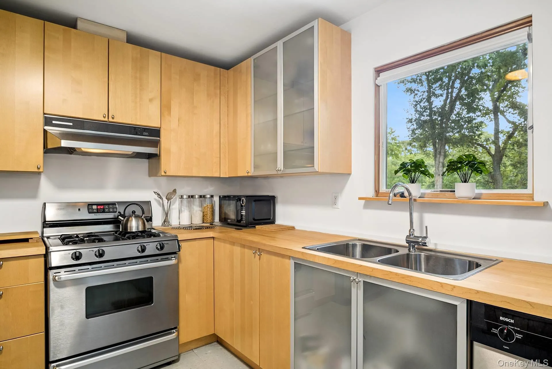 4 Lincoln Street, East Hampton, NY, 4 Bedrooms Bedrooms, 8 Rooms Rooms,3 BathroomsBathrooms,Residential,For Rent,Lincoln,0,1040984 4 Lincoln Street, East Hampton, NY, 4 Bedrooms Bedrooms, 8 Rooms Rooms,3 BathroomsBathrooms,Residential,For Rent,Lincoln,0,1040984