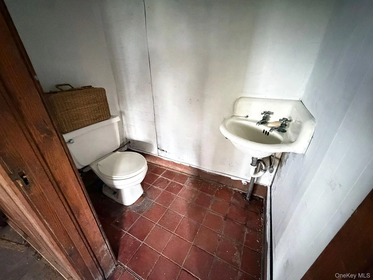 Full bathroom on Tavern level Full bathroom on Tavern level