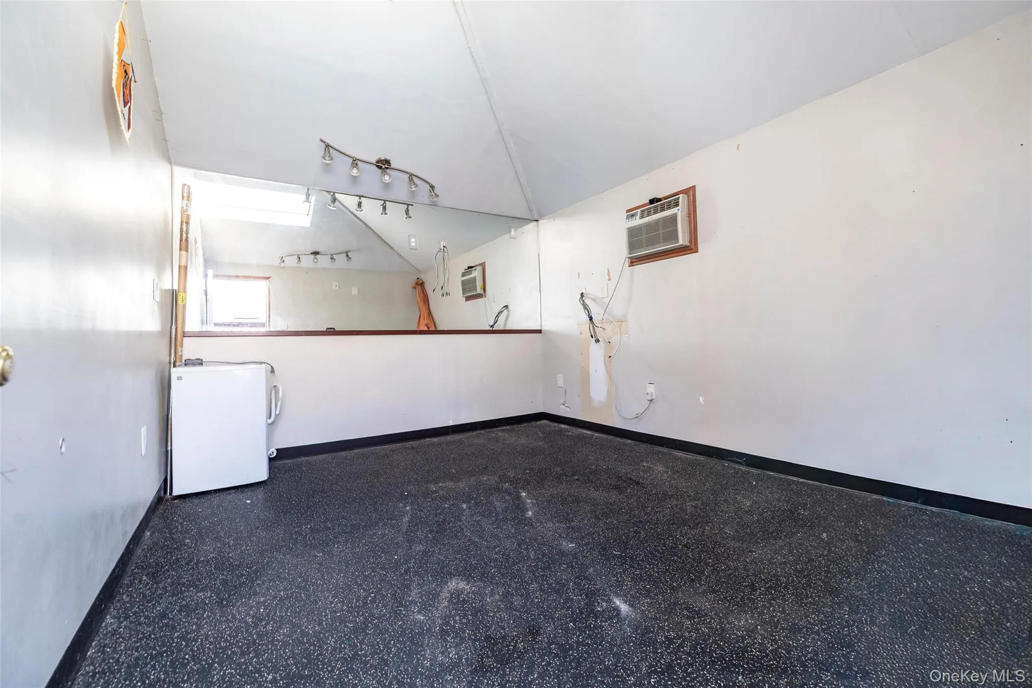 Used as a gym at one time. Very clean. Used as a gym at one time. Very clean.