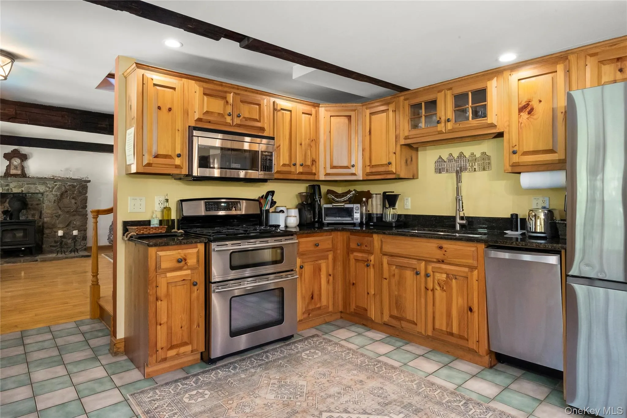 Abundant counter and cabinet space Abundant counter and cabinet space