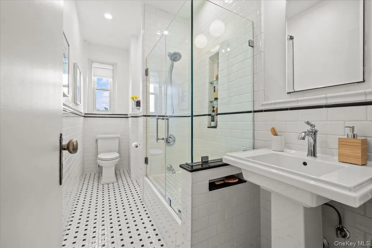 3810 Greystone Avenue, New York, NY, 1 Bedroom Bedrooms, 4 Rooms Rooms,1 BathroomBathrooms,Residential,For Rent,Greystone,0,1041060 3810 Greystone Avenue, New York, NY, 1 Bedroom Bedrooms, 4 Rooms Rooms,1 BathroomBathrooms,Residential,For Rent,Greystone,0,1041060