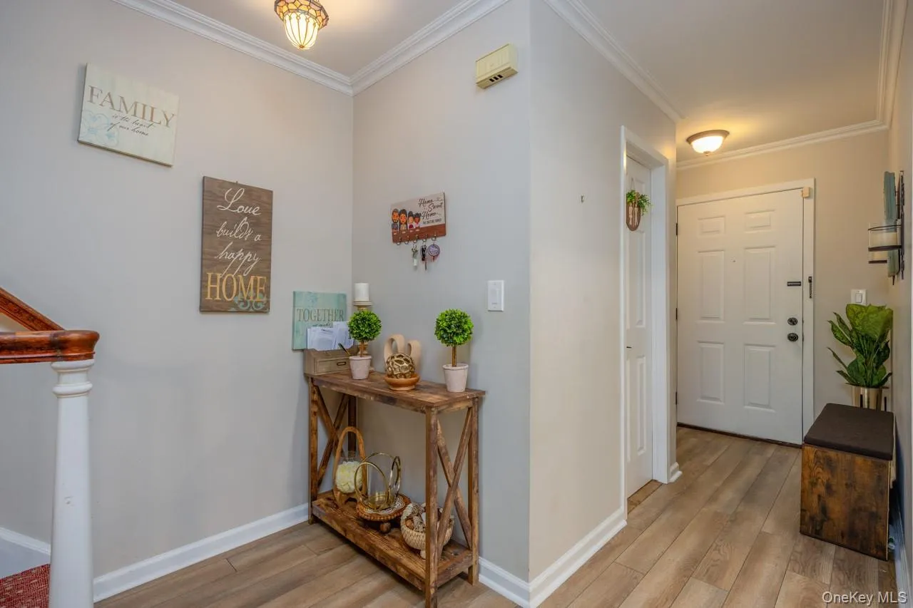 Entrance with Lavatory to the left an kitchen to the right. Entrance with Lavatory to the left an kitchen to the right.