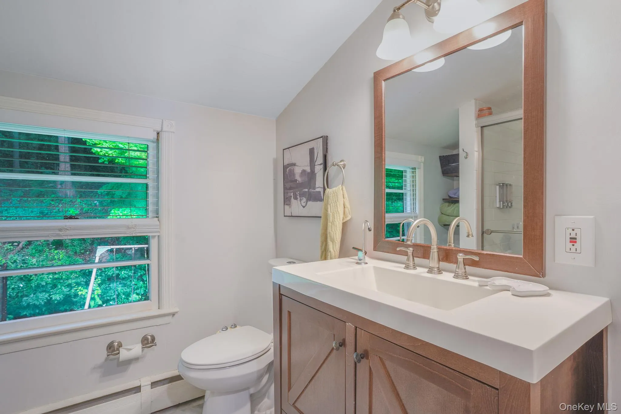 Full bathroom on the 2nd level. Full bathroom on the 2nd level.