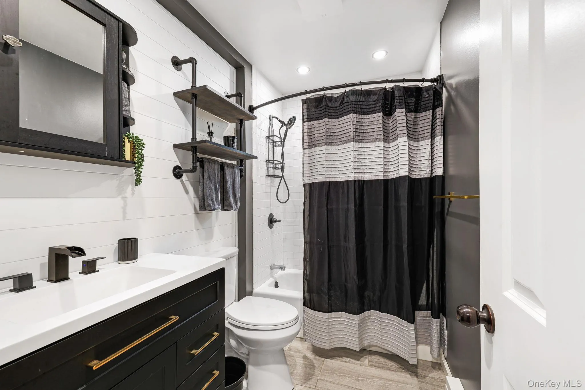 Hallway Full Bath with Shower and Tub Hallway Full Bath with Shower and Tub