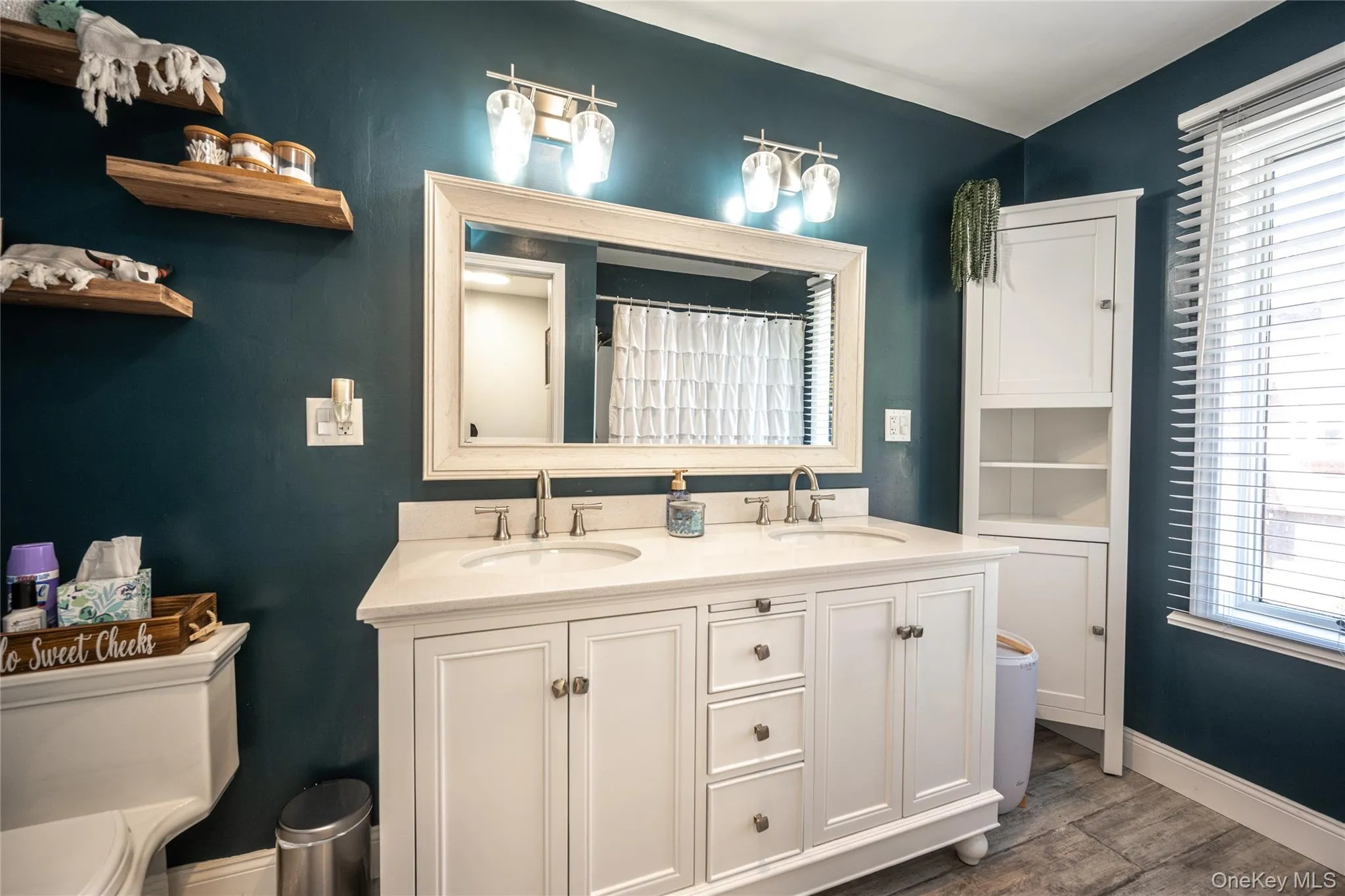 Upper level Full Bathroom Upper level Full Bathroom