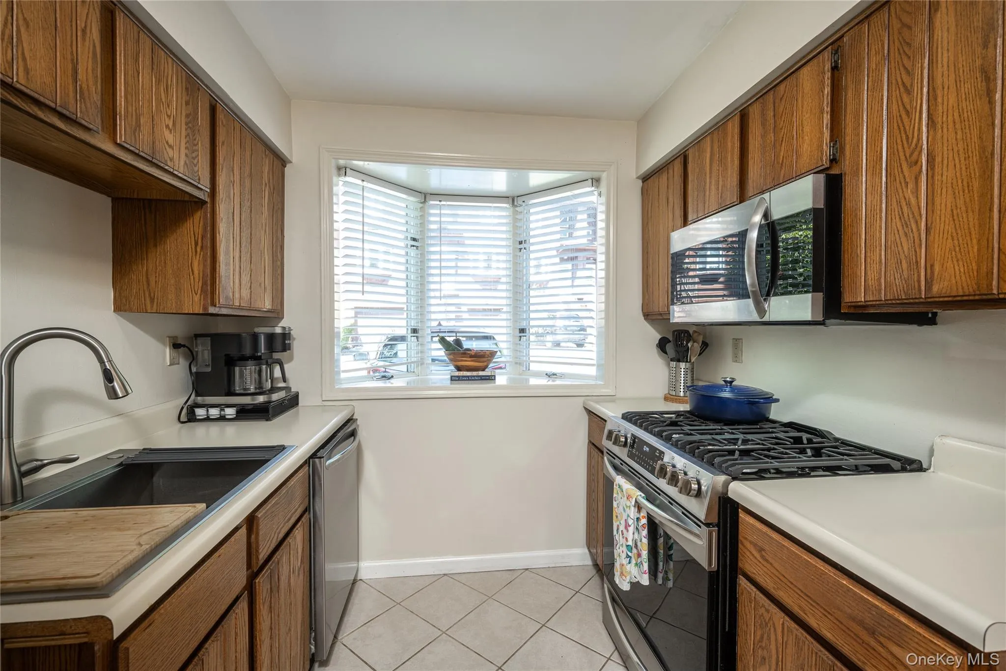 Kitchen Sink, Stove & DW Kitchen Sink, Stove & DW