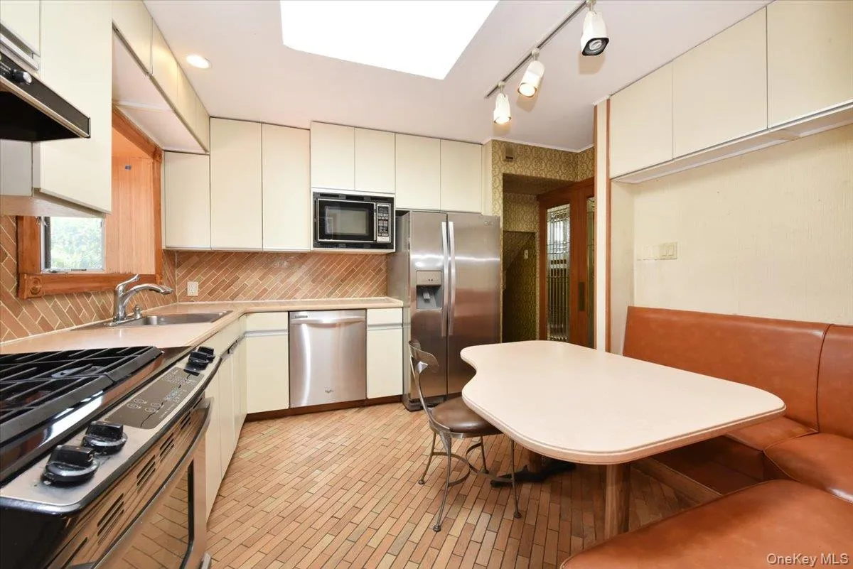 12 Leonard Road, Oyster Bay, NY, 3 Bedrooms Bedrooms, 6 Rooms Rooms,2 BathroomsBathrooms,Residential,For Rent,Leonard,0,1041125 12 Leonard Road, Oyster Bay, NY, 3 Bedrooms Bedrooms, 6 Rooms Rooms,2 BathroomsBathrooms,Residential,For Rent,Leonard,0,1041125