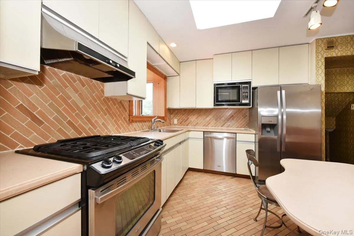 12 Leonard Road, Oyster Bay, NY, 3 Bedrooms Bedrooms, 6 Rooms Rooms,2 BathroomsBathrooms,Residential,For Rent,Leonard,0,1041125 12 Leonard Road, Oyster Bay, NY, 3 Bedrooms Bedrooms, 6 Rooms Rooms,2 BathroomsBathrooms,Residential,For Rent,Leonard,0,1041125
